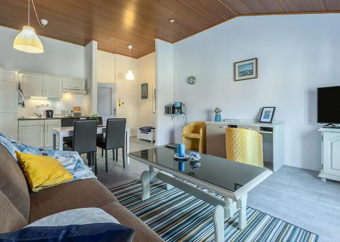 Nina Deluxe Superior 5 Star Apartment, Your Piece Of Heaven By The Sea & Park